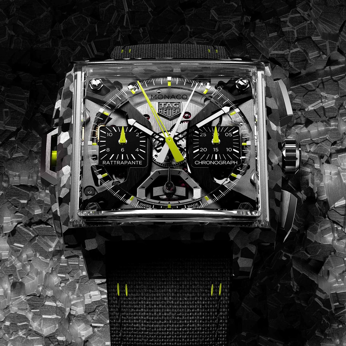 2025 © TAG HEUER Eine Nahaufnahme einer TAG Heuer Monaco-Armbanduhr mit quadratischem Zifferblatt, schwarzen und gelben Akzenten, Chronographenzifferblättern und einem strukturierten Armband vor einem dunklen, geometrisch gemusterten Hintergrund unterstreicht das kühne Design der Monaco.