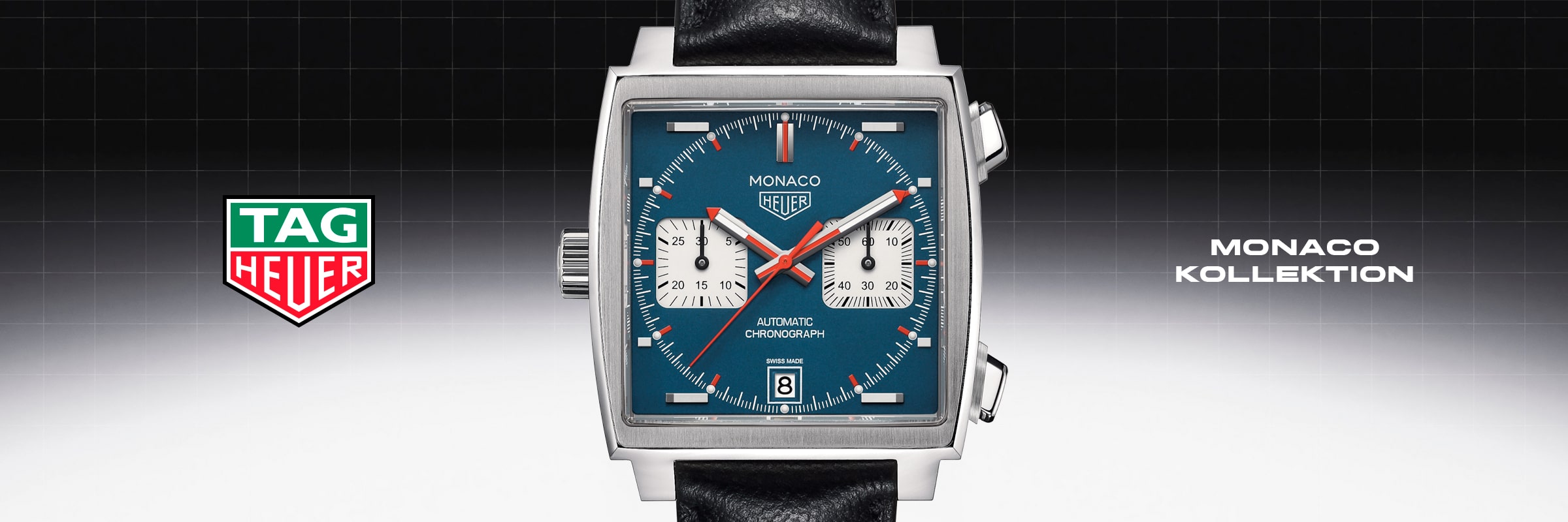 2025 © TAG HEUER Eine TAG Heuer Monaco mit quadratischem Gesicht, blauem Zifferblatt, schwarzem Lederarmband und zwei weißen Hilfszifferblättern wird angezeigt. Das TAG Heuer Monaco-Logo und der Schriftzug "MONACO KOLLEKTION" erscheinen auf einem schlichten Gitterhintergrund.