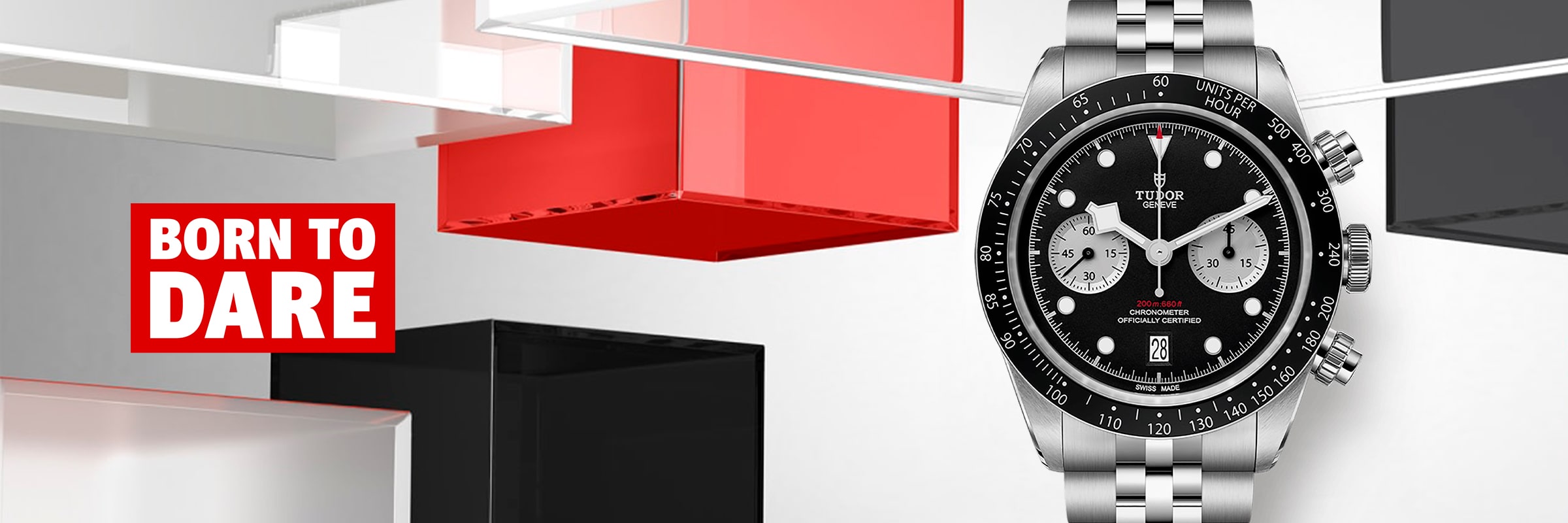 2025 © TUDOR Auf der rechten Seite ist eine silberne Black Bay Chrono-Uhr mit schwarzer Lünette und drei Hilfszifferblättern zu sehen. Auf der linken Seite steht in fetter weißer und roter Schrift "BORN TO DARE" vor einem modernen geometrischen Hintergrund.