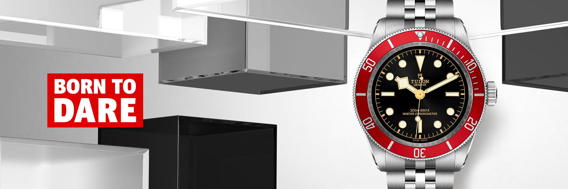 2025 © TUDOR Eine Tudor Black Bay Armbanduhr mit roter Lünette und Metallarmband ist vor einem modernen abstrakten Hintergrund abgebildet. Auf der linken Seite des Bildes steht in fetter weißer und roter Schrift "Born to Dare".