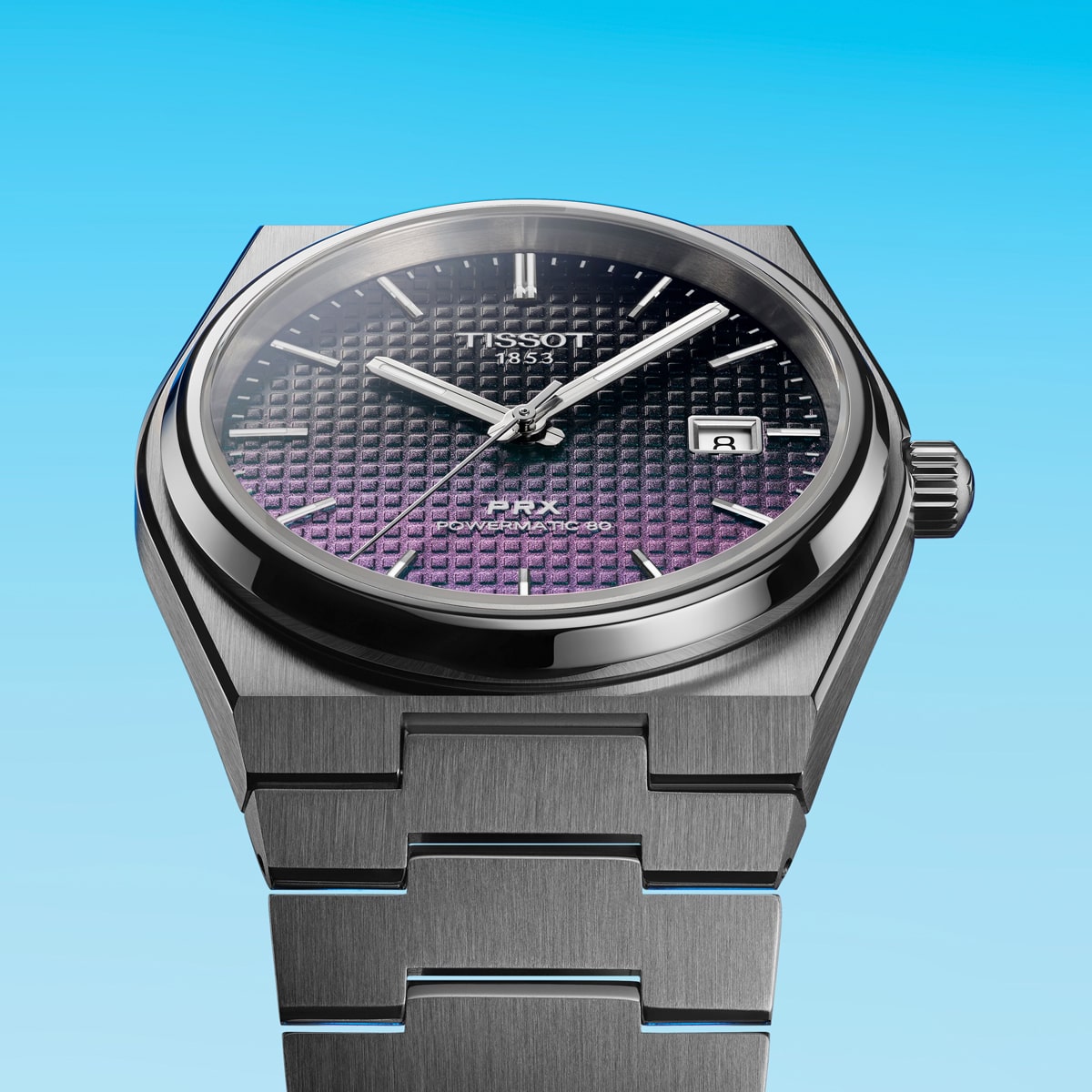 2025 © TISSOT Eine Tissot PRX-Armbanduhr aus Edelstahl mit einem strukturierten lila-schwarzen Zifferblatt mit Farbverlauf, einem Datumsfenster bei 3 Uhr und silbernen Zeigern auf einem hellblauen Hintergrund.