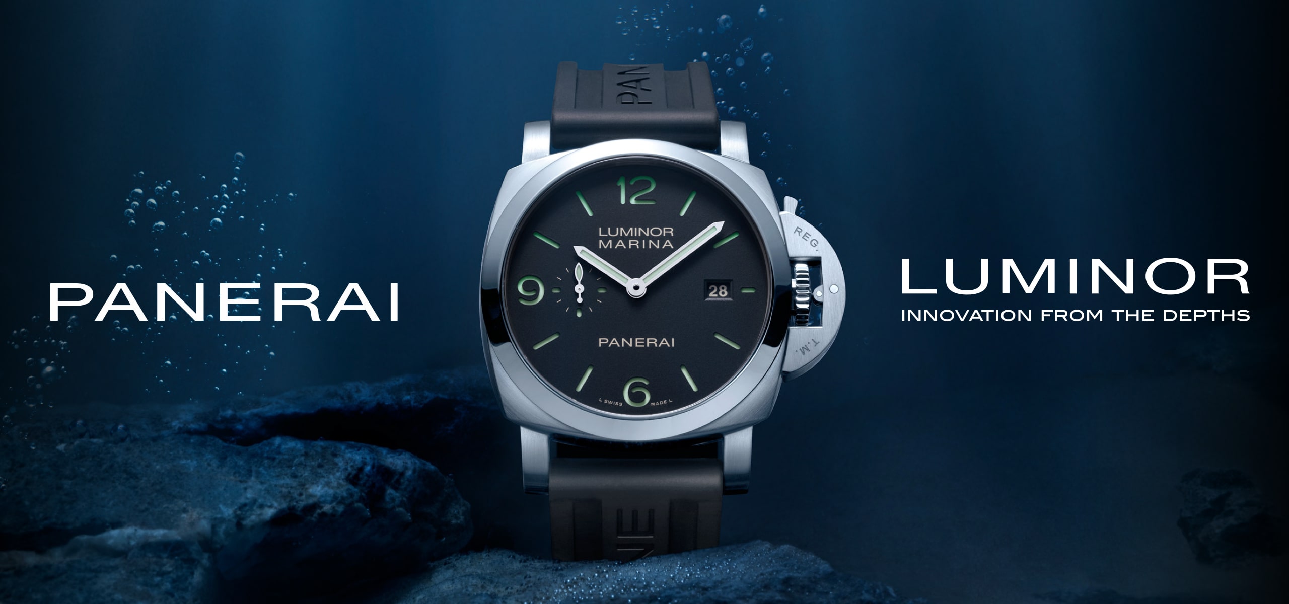 2025 © Panerai Eine Panerai Luminor Marina Uhr mit schwarzem Armband wird unter Wasser mit Blasen dargestellt, begleitet von dem Text "PANERAI-LUMINOR INNOVATION FROM THE DEPTHS". Erleben Sie italienische Handwerkskunst von Panerai unter den Wellen.