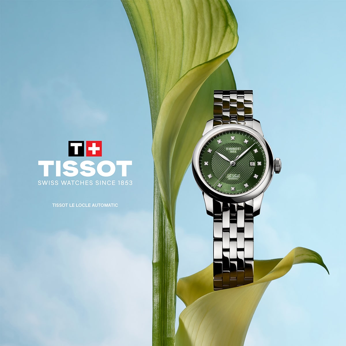 2025 © TISSOT Eine silberne Tissot Le Locle Automatic-Armbanduhr mit grünem Zifferblatt ist vor einer gelb-grünen Calla-Lilie vor blauem Himmel abgebildet. Das Logo und der Slogan von Tissot Le Locle erscheinen auf der linken Seite des Bildes.