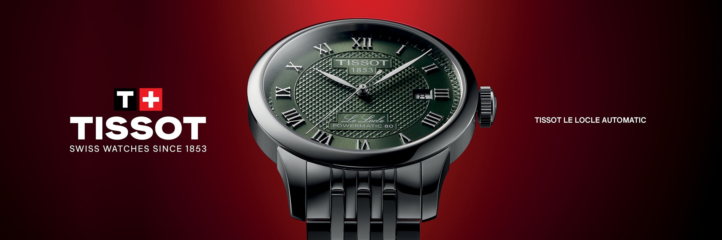 2025 © TISSOT Eine Nahaufnahme der Tissot Le Locle Automatic Armbanduhr zeigt ein grünes, strukturiertes Zifferblatt, römische Ziffern und ein Edelstahlband vor einem roten Hintergrund mit Tissot Le Locle Schriftzug.