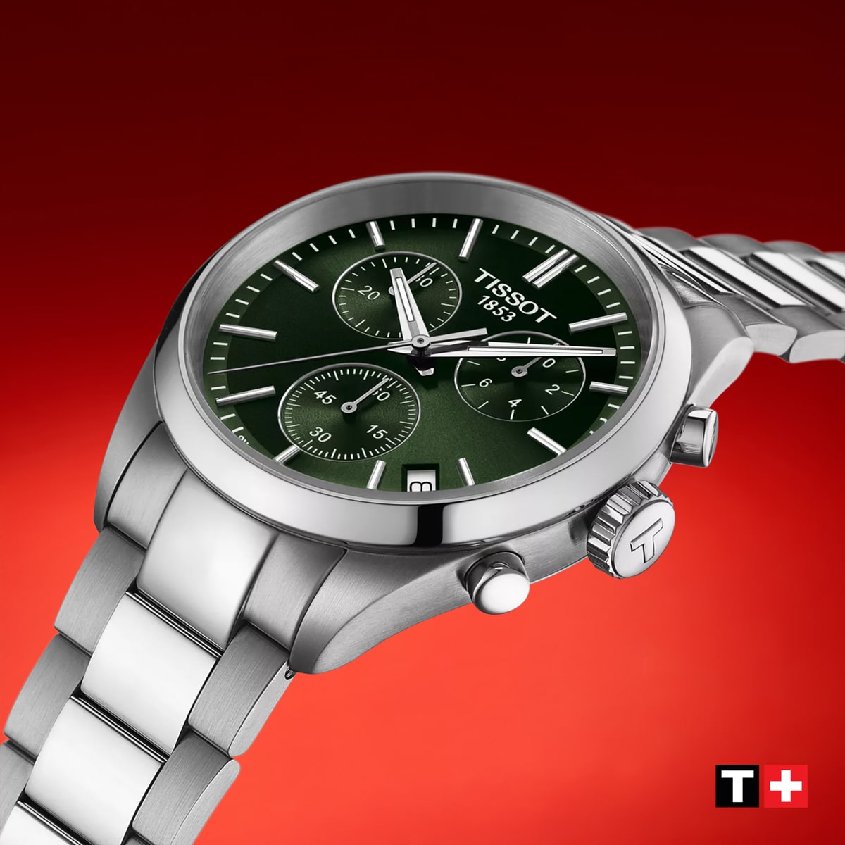 2025 © TISSOT Eine silberne Tissot PR 100 Armbanduhr mit grünem Zifferblatt und drei Hilfszifferblättern ist auf einem roten Hintergrund mit Farbverlauf abgebildet. Das Tissot-Logo und die Jahreszahl "1853" sind sichtbar, das Tissot-Logo "T+" befindet sich in der rechten unteren Ecke.