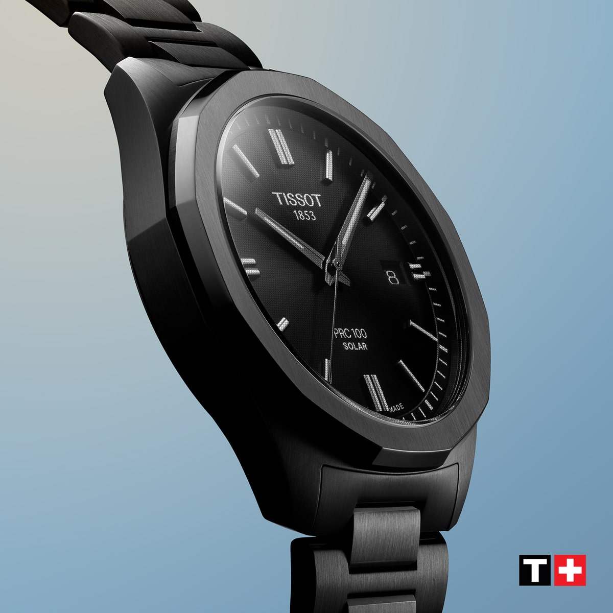 2025 © TISSOT Eine Nahaufnahme einer schwarzen Tissot PRC 100 Solar Armbanduhr mit Metallband, schwarzem Zifferblatt und silbernen Indexen vor einem Hintergrund mit blauem und beigem Farbverlauf. Das Tissot-Logo und das Symbol der Schweizer Flagge sind in der unteren rechten Ecke zu sehen.
