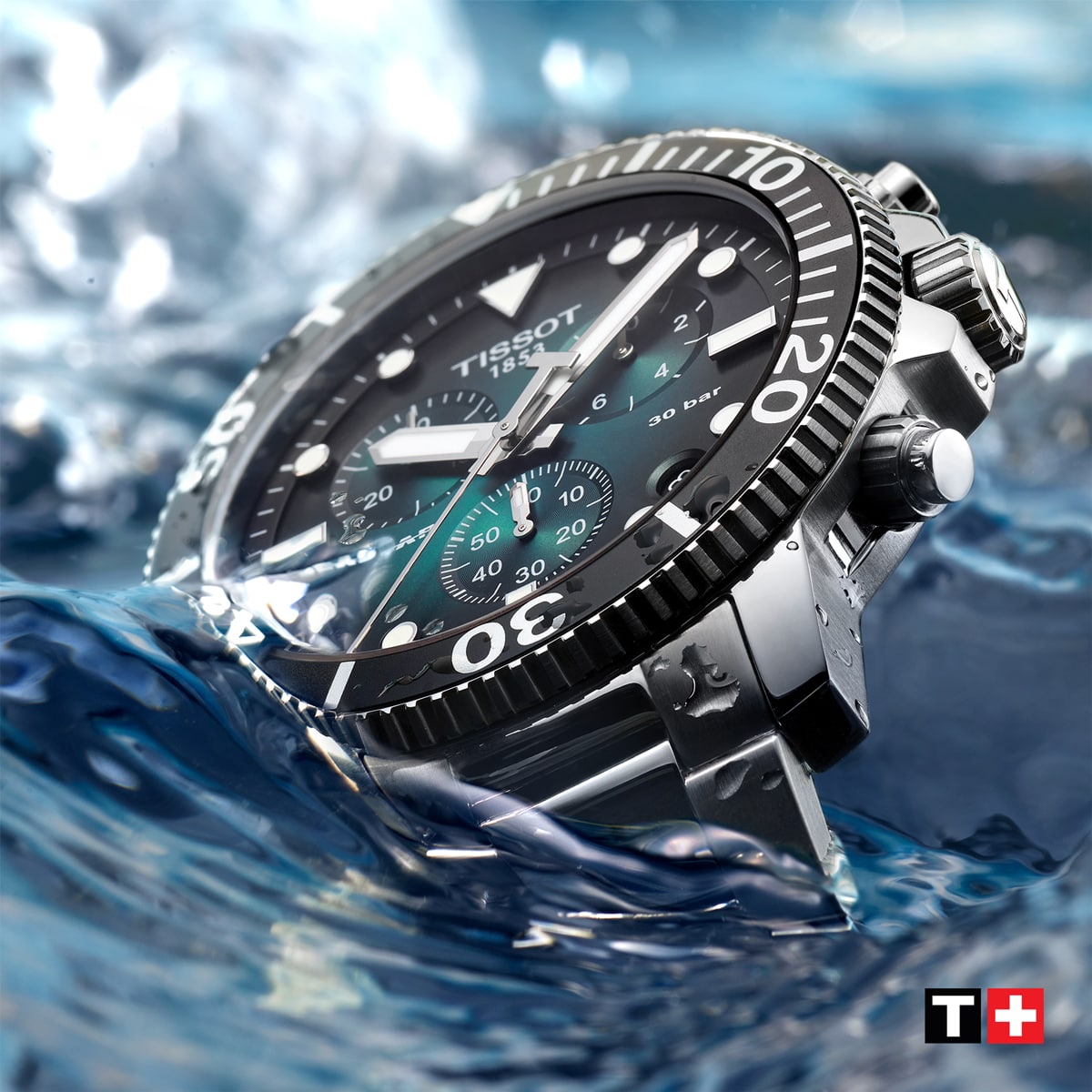 2025 © TISSOT Eine Nahaufnahme einer Tissot Seastar Armbanduhr, die teilweise in Wasser getaucht ist. Sie zeigt das Metallgehäuse und das detaillierte schwarze Zifferblatt mit weißen und blaugrünen Akzenten. Das Tissot-Logo und das Schweizer Emblem sind auf dem Zifferblatt sichtbar.