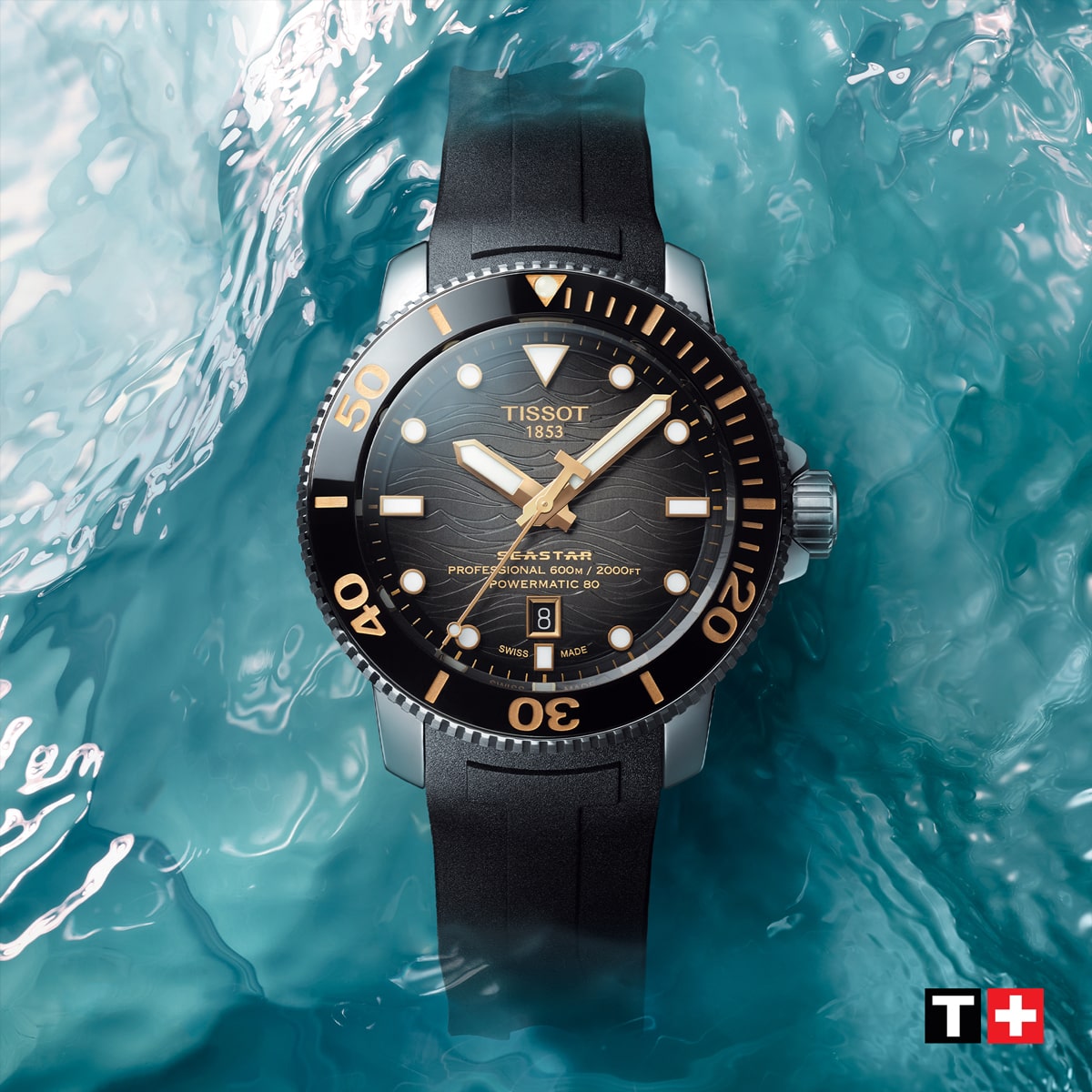 2025 © TISSOT Eine Tissot Seastar 2000 Professional Uhr mit schwarzem Armband und goldenen Details ist in wirbelndes blaues Wasser getaucht. In der rechten unteren Ecke ist das Tissot Seastar-Logo zu sehen.