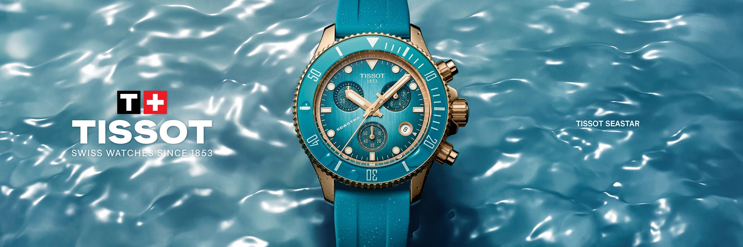 2025 © TISSOT Eine auffällige blau-goldene Tissot Seastar-Uhr mit blauem Silikonarmband wird vor einem plätschernden Wasserhintergrund präsentiert, mit dem Tissot-Logo und "SWISS WATCHES SINCE 1853" auf der linken Seite.