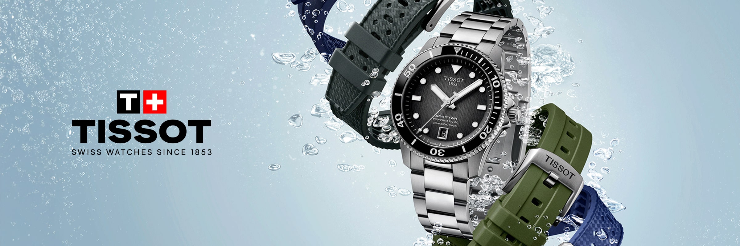 2025 © TISSOT Eine Tissot Sport Swiss Uhr mit Edelstahlarmband und schwarzem Zifferblatt wird unter Wasser zusammen mit zwei zusätzlichen Armbändern, einem marineblauen und einem olivgrünen, präsentiert. Blasen umgeben die Uhr und unterstreichen ihre hohe Wasserdichtigkeit.