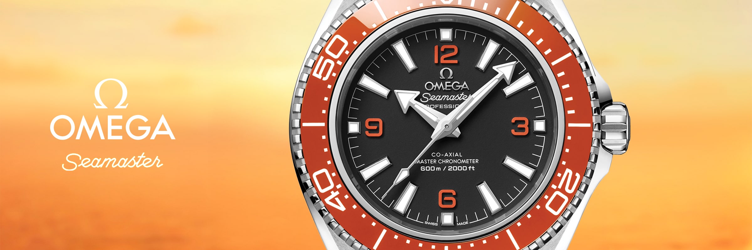 2026 © OMEGA Eine Nahaufnahme einer Omega Seamaster Planet Ocean mit orangefarbener Lünette und schwarzem Zifferblatt mit weißen und orangefarbenen Ziffern vor einem warmen, orangefarbenen Sonnenuntergangshintergrund. Das Omega Seamaster-Logo erscheint auf der linken Seite.