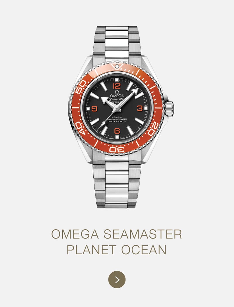 Eine silberne Omega Seamaster Planet Ocean Uhr mit einer leuchtend orangefarbenen Lünette und einem schwarzen Zifferblatt ist auf einem weißen Hintergrund zentriert. Darunter steht der Text "OMEGA SEAMASTER PLANET OCEAN" mit einem goldenen kreisförmigen Omega-Symbol.