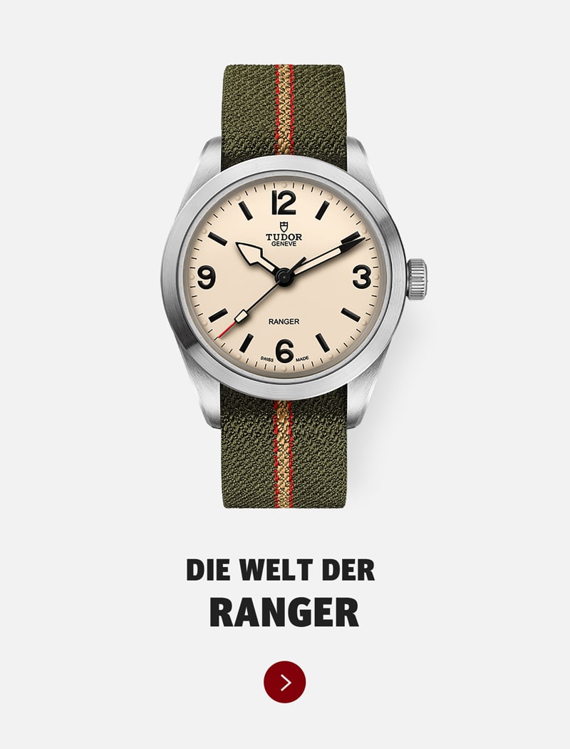 Eine Tudor Ranger Armbanduhr mit beigefarbenem Zifferblatt, schwarzen Ziffern und einem olivgrünen Stoffarmband mit rotem und gelbem Streifen. Darunter steht die deutsche Aufschrift "DIE WELT DER TUDOR RANGER" über einem roten Pfeilknopf.