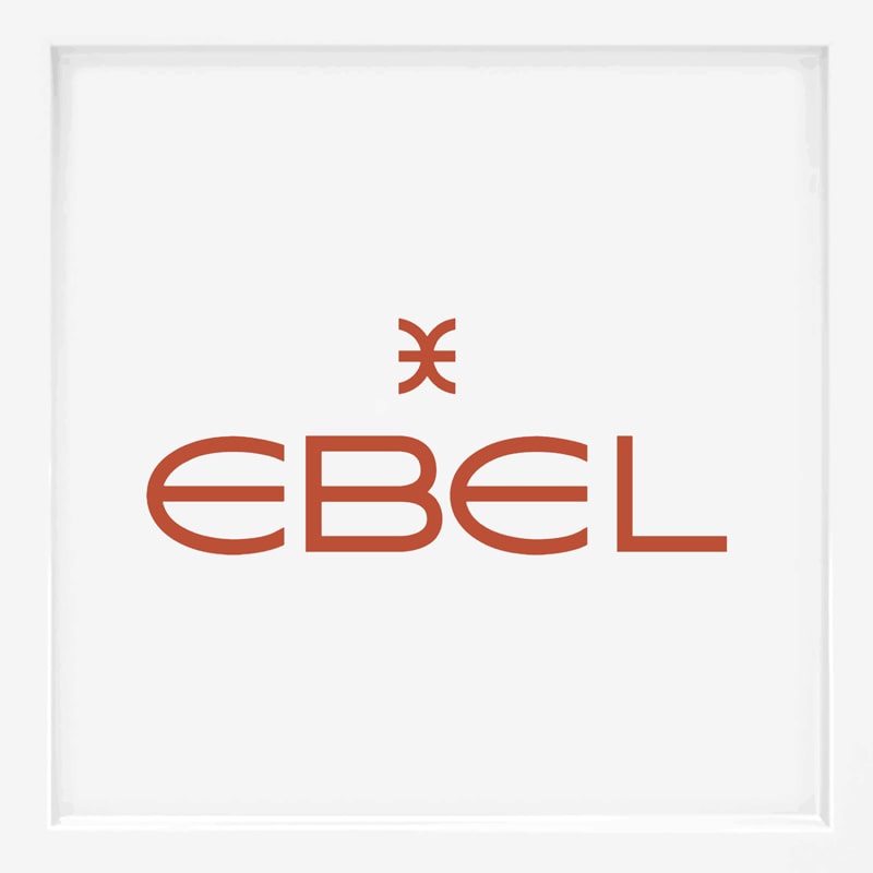 Das Bild zeigt das EBEL-Logo, ein bekannter Name unter den Uhrenmarken, in einer rotbraunen Farbe auf weißem Hintergrund. Über "EBEL" befindet sich ein kleines abstraktes Symbol, das zwei gespiegelten Kurven ähnelt.