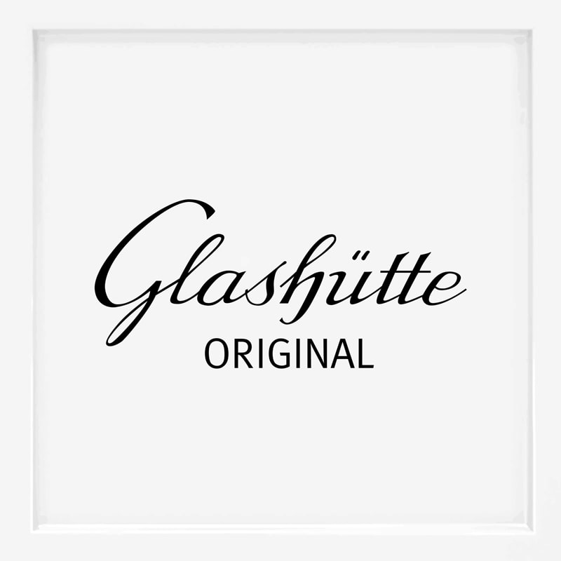 Schwarzer Text auf weißem Hintergrund mit dem Schriftzug "Glashütte ORIGINAL", einer bekannten Uhrenmarke, darunter "Glashütte" in eleganter Kursivschrift und "ORIGINAL" in Großbuchstaben ohne Serifen.