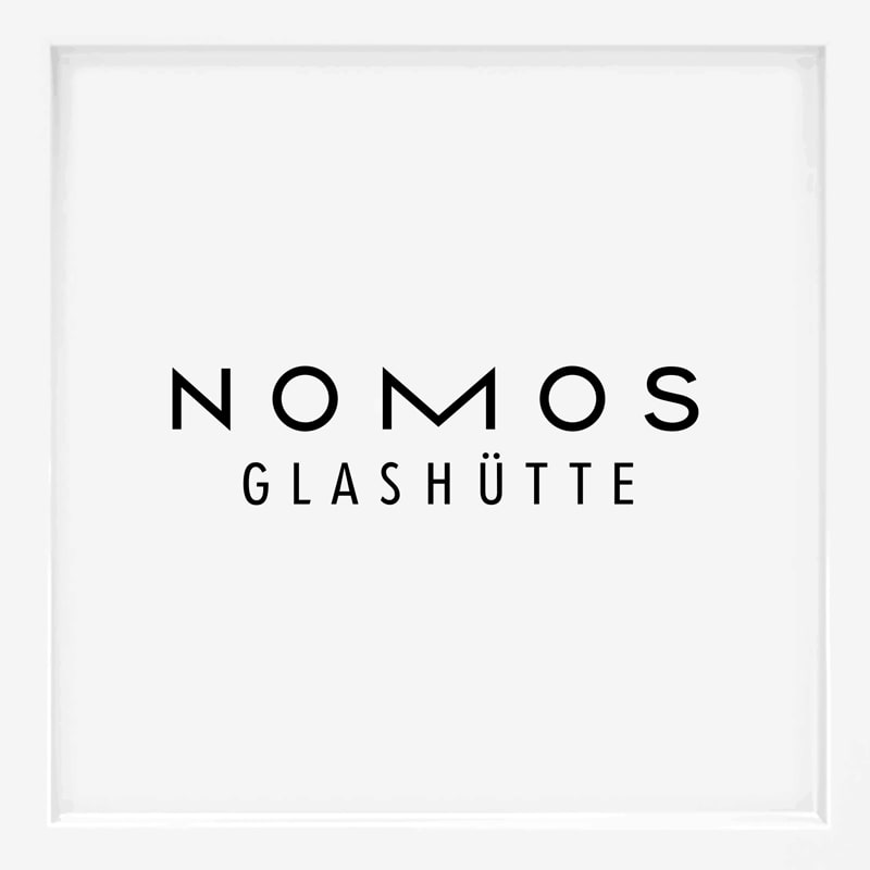 NOMOS GLASHÜTTE" steht in schwarzer Schrift auf weißem Grund, "NOMOS" in großen, fetten Buchstaben über "GLASHÜTTE" in kleinen Großbuchstaben. Dieses minimalistische, zentrierte Design spiegelt die Eleganz der berühmten Uhrenmarken wider.