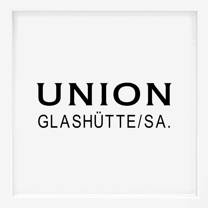 Schwarzer Text auf weißem Hintergrund: "UNION GLASHÜTTE/SA." in Großbuchstaben, zentriert in einem dünnen, hellgrauen, quadratischen Rahmen - ein elegantes Display von einer der renommierten deutschen Uhrenmarken.