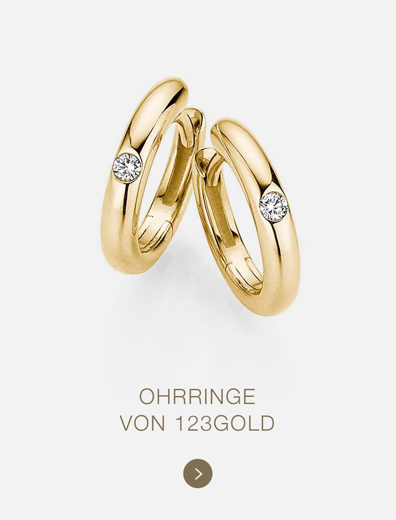 Ein Paar goldene Creolen von 123GOLD, jede besetzt mit einem einzelnen runden Diamanten, auf einem schlichten weißen Hintergrund. Der Text darunter lautet: "OHRRINGE VON 123GOLD.