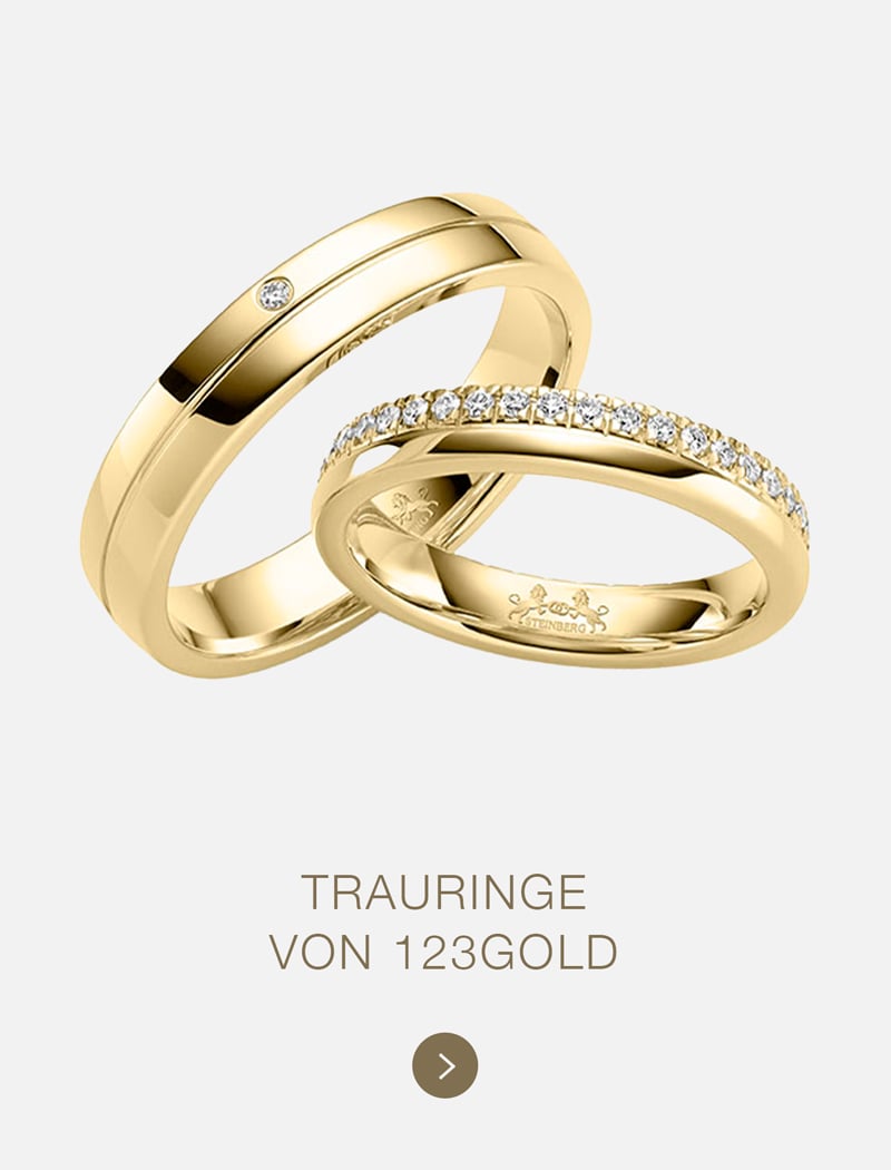 Zwei goldene Eheringe; einer schlicht mit einem kleinen Diamanten, der andere mit einer Reihe von Diamanten besetzt. Darunter steht "TRAURINGE VON 123GOLD" auf hellem Hintergrund, was die Eleganz der Designs von 123GOLD unterstreicht.