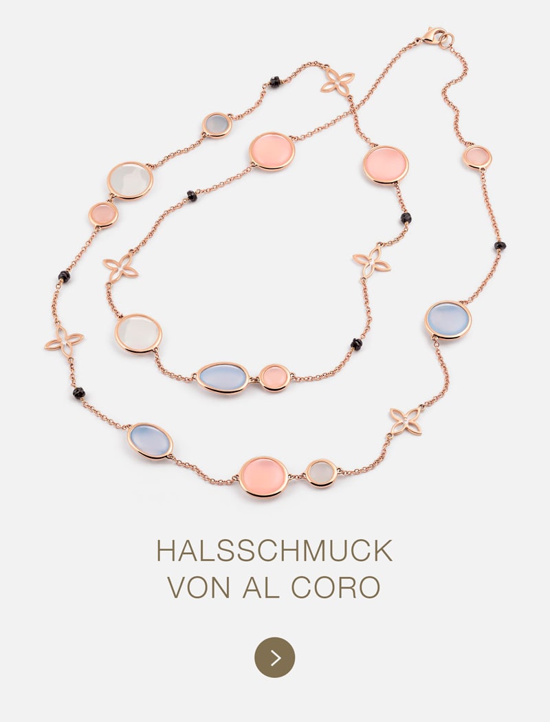 Zwei roségoldene Halsketten von Al Coro mit ovalen und runden pastellfarbenen Edelsteinen in Rosa und Blau, kleinen blumenförmigen Akzenten und schwarzen Perlen auf hellem Grund. Der Text darunter lautet: "Halsschmuck von Al Coro.