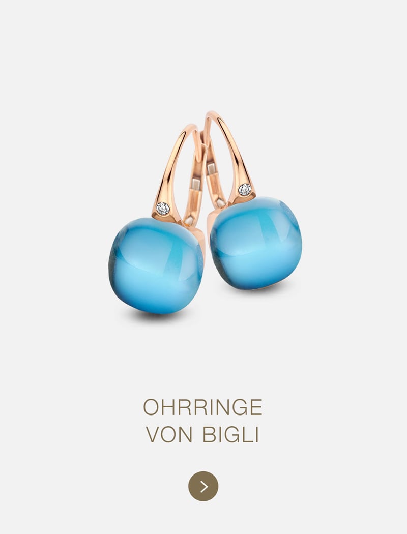 Ein Paar goldene Bigli-Ohrringe mit blauen, kissenförmigen Steinen und kleinen Diamanten vor einem hellen Hintergrund. Der Text darunter lautet: "OHrringe von Bigli.