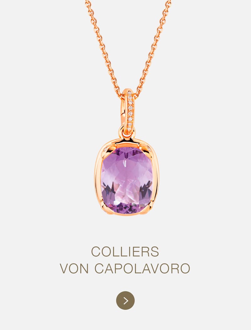 Eine goldene Halskette von Capolavoro mit einem rechteckigen, facettierten violetten Edelsteinanhänger und kleinen klaren Steinen auf dem Bügel, die vor einem hellen Hintergrund mit "COLLIERS VON CAPOLAVORO" darunter dargestellt sind.