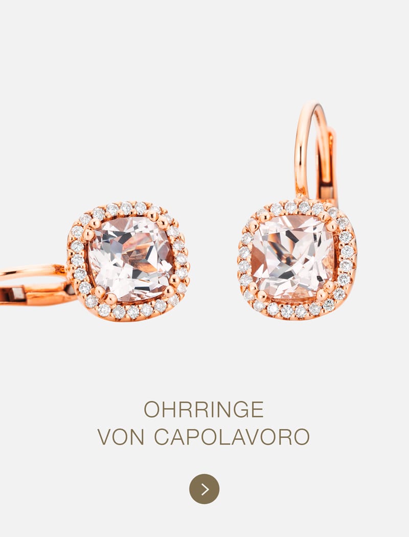 Capolavoro-Ohrringe aus Rotgold mit klaren Steinen im Quadratschliff, die jeweils von kleinen Diamanten umrahmt sind, auf hellem Hintergrund. Der deutsche Text darunter lautet "Ohringe von Capolavoro" mit einem runden Pfeilsymbol darunter.