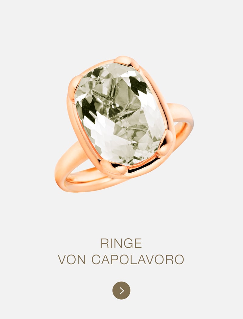 Ein Goldring mit einem großen, oval geschliffenen, blassgrünen Edelstein ist auf hellem Hintergrund abgebildet. Darunter unterstreicht der Text "RINGE VON CAPOLAVORO" die zeitlose Eleganz der feinen Schmuckkollektion von Capolavoro. Darunter befindet sich ein Pfeilsymbol.