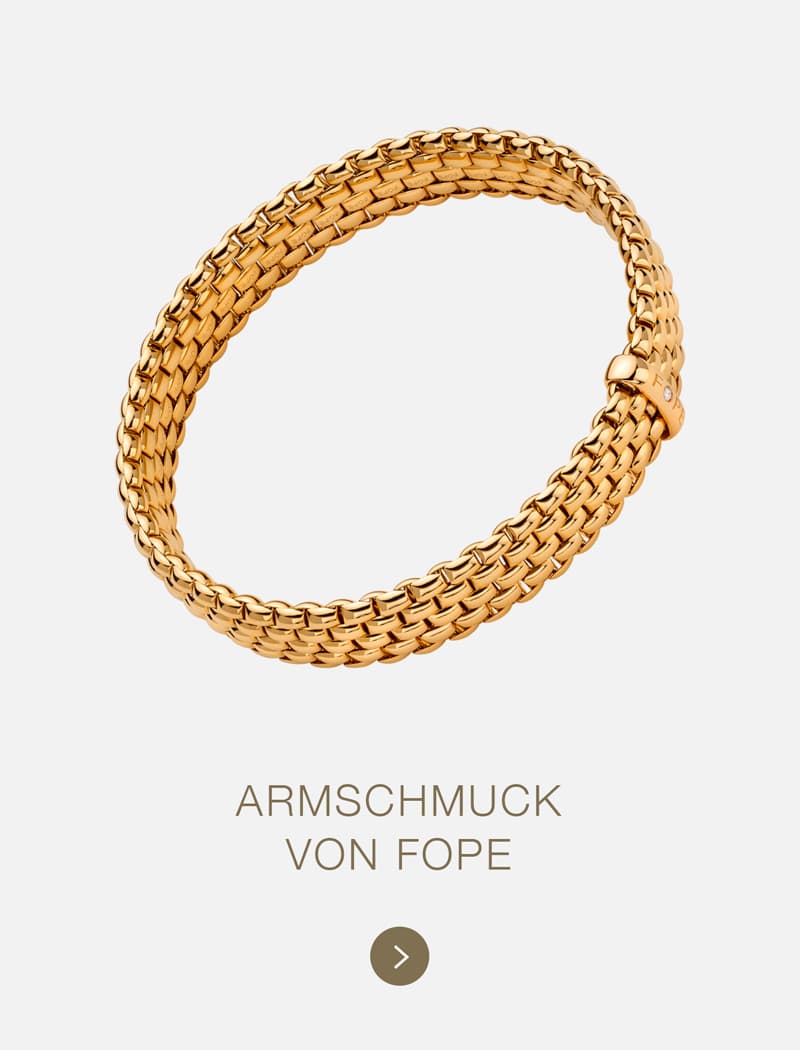 Ein goldenes, geflochtenes Kettenarmband mit einem Verschluss auf hellem Grund. Unterhalb des Armbands unterstreicht der deutsche Text "ARMSCHMUCK VON FOPE" die Eleganz der Fope-Handwerkskunst.