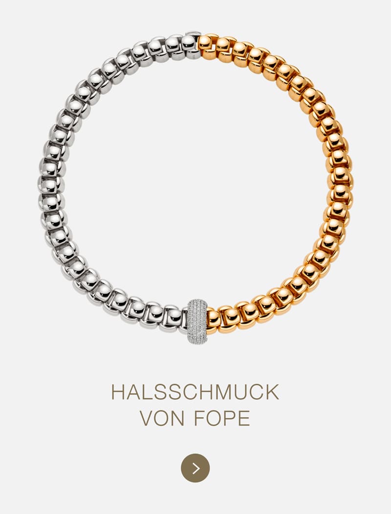 Eine runde Halskette mit halb silbernen und halb goldenen, perlenartigen Gliedern und einem kleinen, strukturierten Silberverschluß. Der Text darunter lautet: "HALSSCHMUCK VON FOPE". Dieses elegante Stück zeigt das zeitlose Fope-Design.