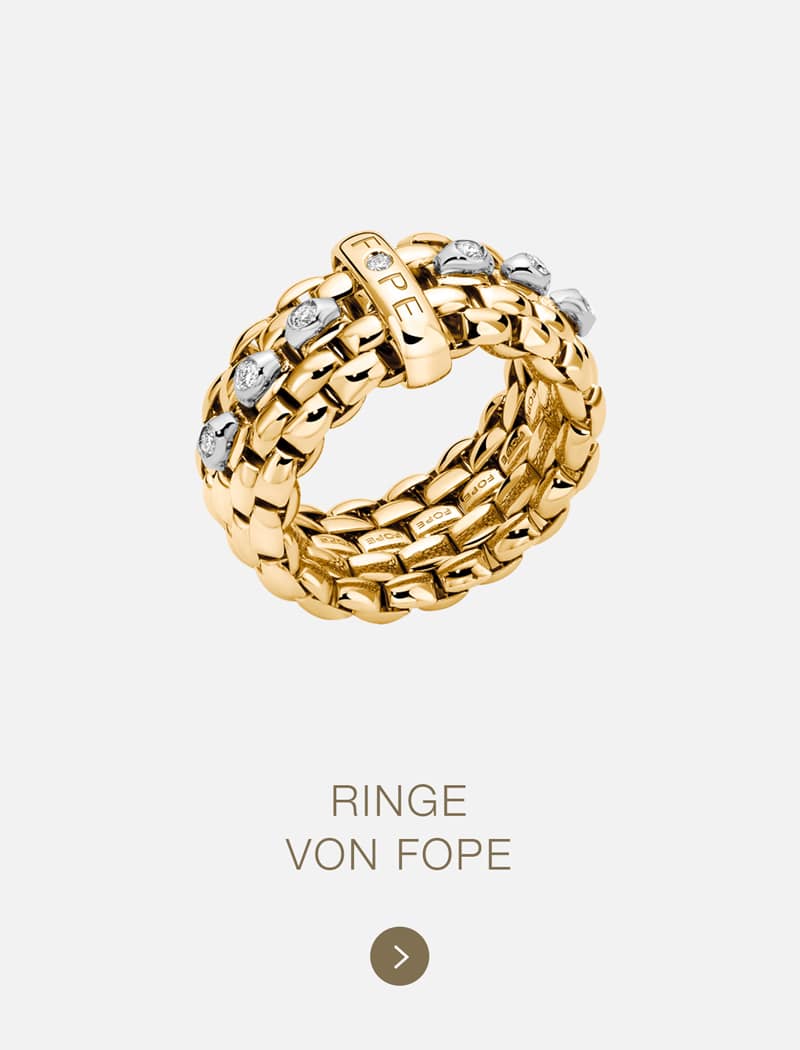 Ein goldener Fope-Ring mit geflochtenem Muster, besetzt mit kleinen Diamanten und der Aufschrift "FOPE", ist auf einem hellen Hintergrund mit dem Text "RINGE VON FOPE" darunter zu sehen.