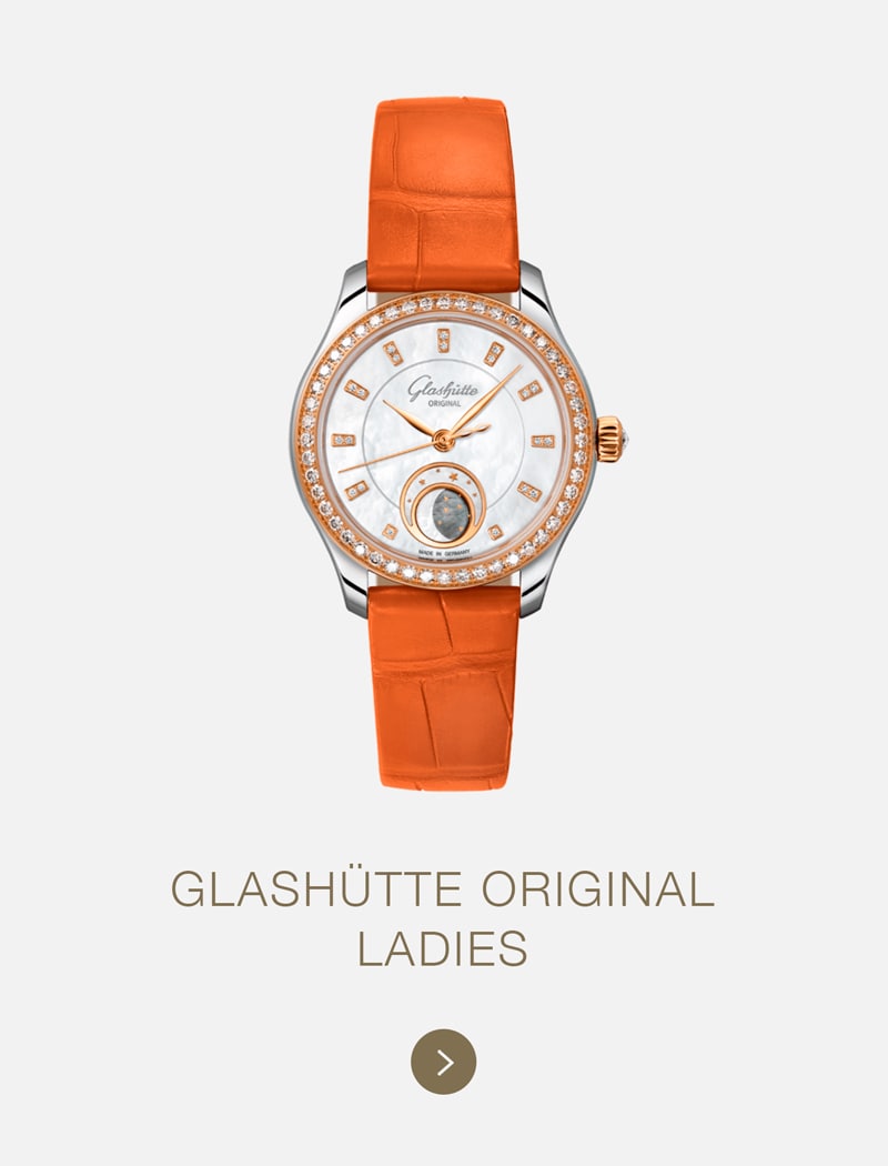 Eine luxuriöse Damenuhr von Glashütte Original mit orangefarbenem Lederarmband, diamantbesetzter Lünette und weißem Zifferblatt wird über dem Text "GLASHÜTTE ORIGINAL LADIES" und einem goldenen Pfeilknopf auf hellem Hintergrund angezeigt.