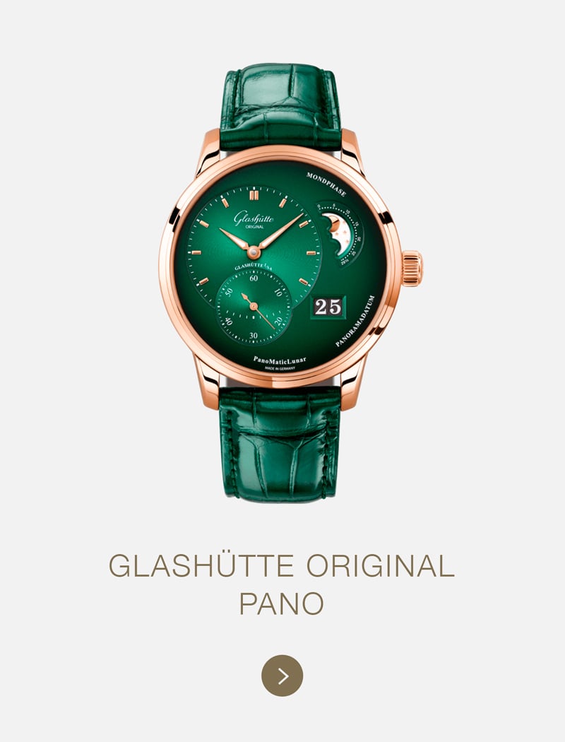 Eine luxuriöse Glashütte Original Pano Armbanduhr mit grünem Zifferblatt, goldenem Gehäuse, Mondphasenanzeige, Datumsfenster und grünem Alligatorlederarmband, elegant in Szene gesetzt auf einem hellen Hintergrund.