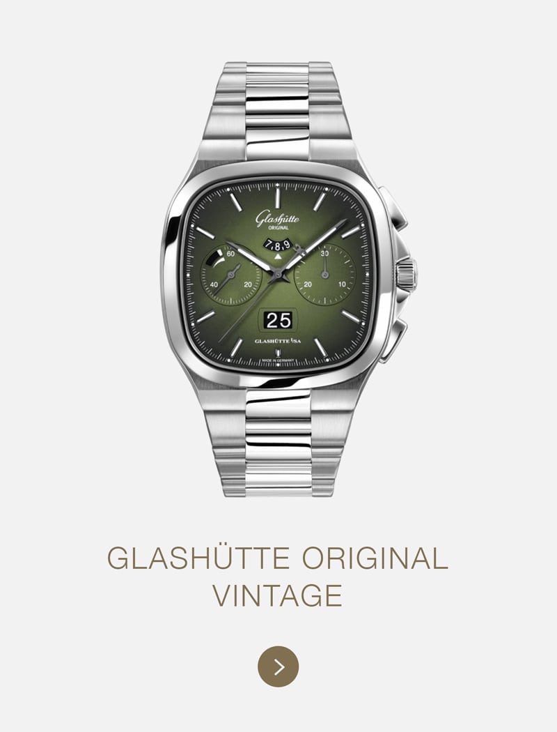 Eine Glashütte Original Vintage Uhr aus Edelstahl mit grünem, quadratischem Zifferblatt, Chronographenzifferblättern und Metallarmband auf hellem Hintergrund mit dem Text "GLASHÜTTE ORIGINAL VINTAGE" darunter.