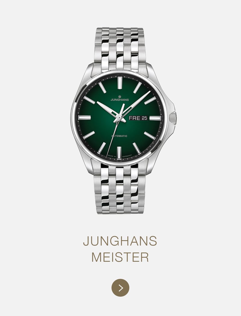 Eine silberne Junghans-Meister-Armbanduhr mit grünem Zifferblatt, silbernen Indizes und Metallgliederarmband, die Tag und Datum anzeigt, steht vor einem schlichten Hintergrund mit dem Text "JUNGHANS MEISTER" darunter. Perfekt für Junghans-Liebhaber.