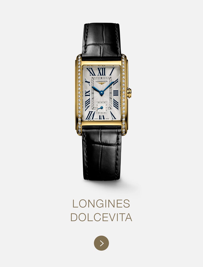 Eine rechteckige LONGINES DolceVita-Armbanduhr aus Gold mit weißem Zifferblatt, römischen Ziffern, blauen Zeigern, kleiner Sekundenanzeige, diamantbesetzter Lünette und schwarzem Lederarmband wird vor einem schlichten Hintergrund gezeigt.
