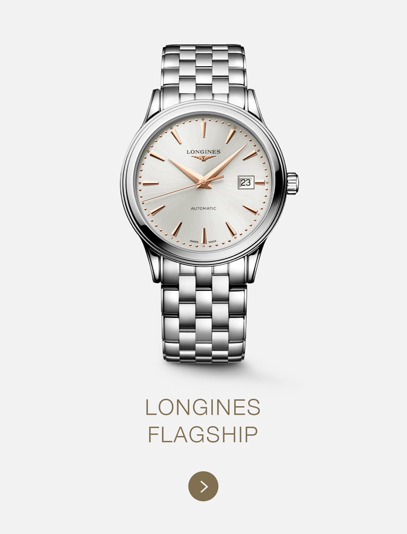 Eine silberne Longines Flagship-Armbanduhr mit Metallgliederband, weißem Zifferblatt, goldenen Indexen und Zeigern sowie einem Datumsfenster bei 3 Uhr wird auf einem hellen Hintergrund mit dem Text "LONGINES FLAGSHIP" darunter angezeigt.