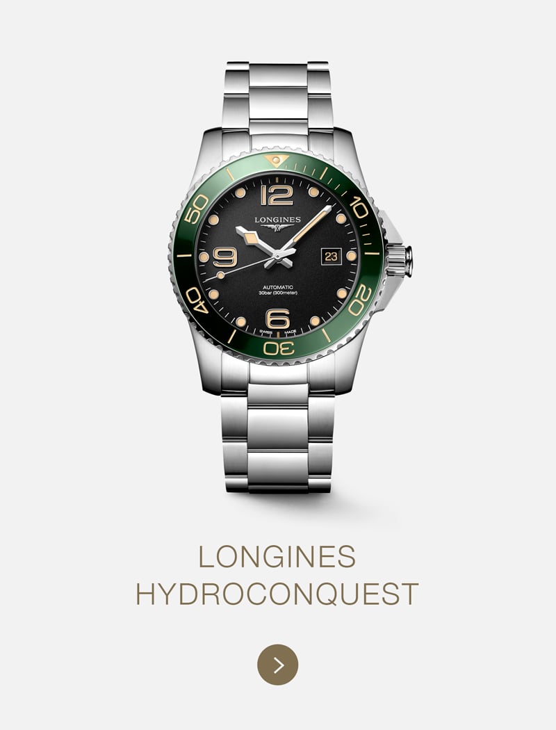 Eine silberne LONGINES-HydroConquest-Uhr mit grüner Lünette, schwarzem Zifferblatt und Metallarmband ist vor einem hellen Hintergrund abgebildet, mit der Aufschrift "LONGINES HYDROCONQUEST" unter der Uhr.