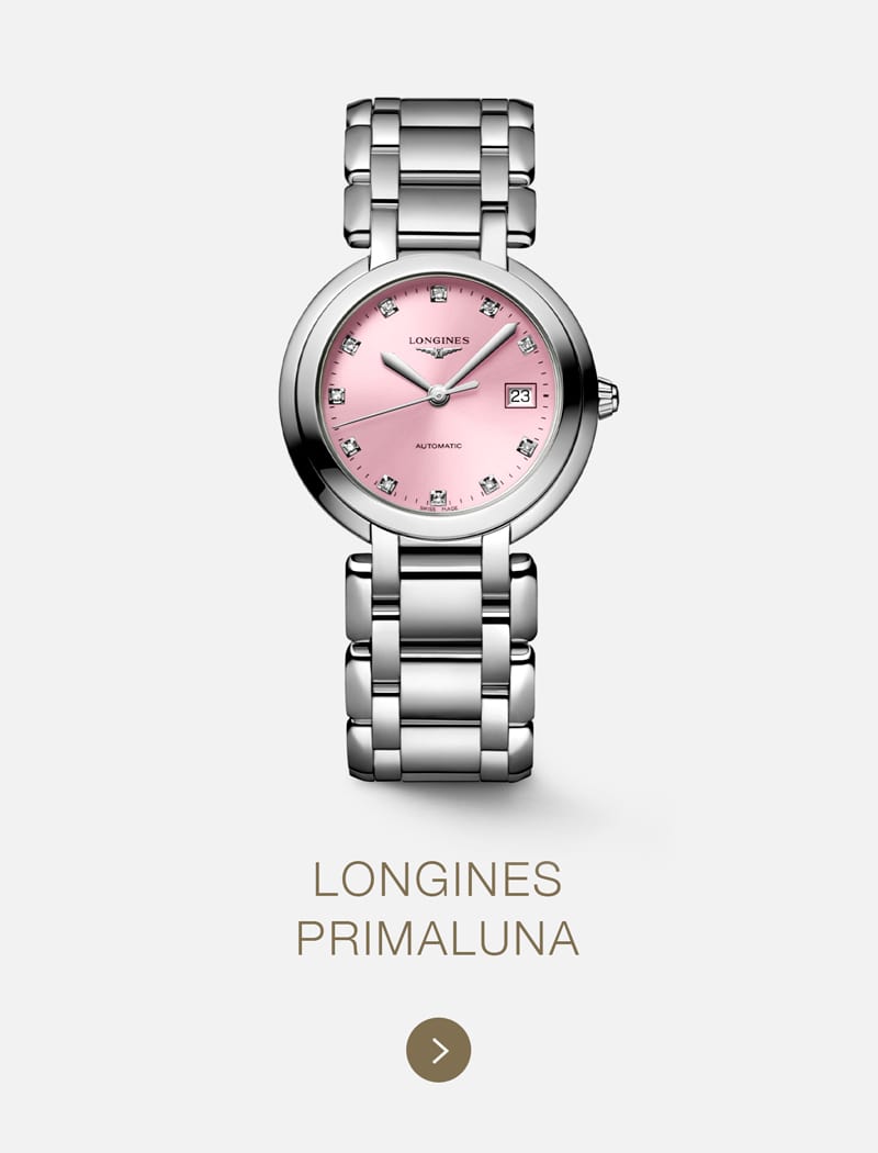 Eine silberne LONGINES PrimaLuna-Armbanduhr mit rosafarbenem Zifferblatt, diamantbesetzten Indexen, Datumsanzeige und Metallgliederarmband ist auf hellem Hintergrund zentriert. Der Text darunter lautet "LONGINES PRIMALUNA.