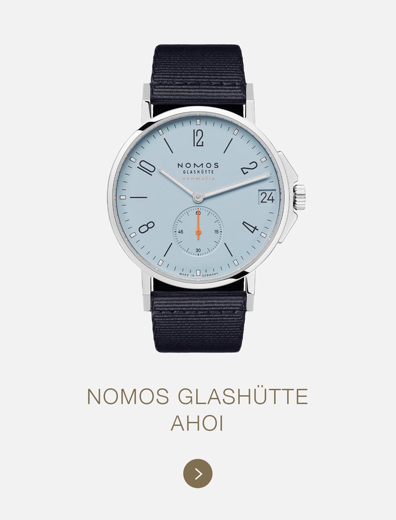 Eine silberne NOMOS Glashütte Ahoi-Armbanduhr mit hellblauem Zifferblatt, schwarzem Armband, Datumsanzeige und kleiner Sekunde mit orangefarbenem Sekundenzeiger präsentiert sich elegant auf hellem Grund.