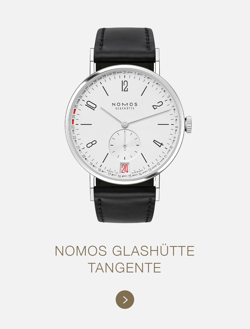 Eine NOMOS Glashütte Tangente-Armbanduhr mit weißem Zifferblatt, schwarzem Lederarmband, kleiner Sekunde und roter Datumsanzeige bei 6 Uhr steht auf hellem Grund, darunter die Modellbezeichnung.