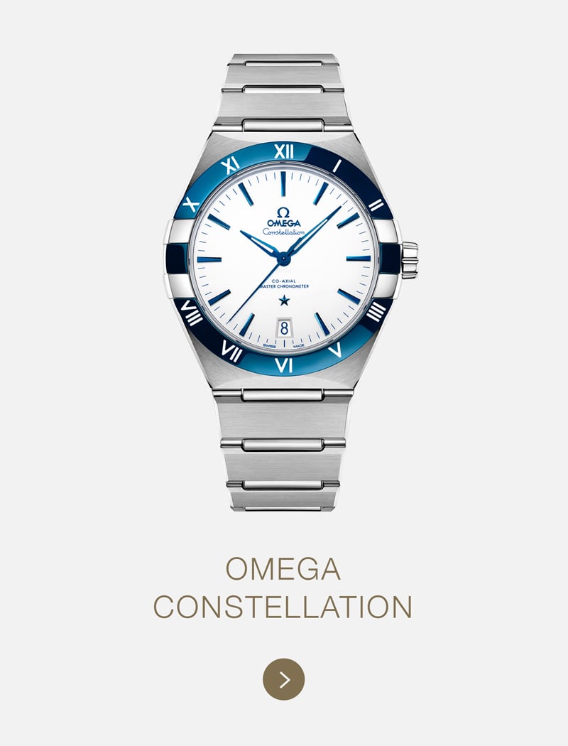 Eine silberne Omega Constellation-Armbanduhr mit blauer Lünette, weißem Zifferblatt und römischen Ziffern wird auf einem hellen Hintergrund angezeigt. Das ikonische Omega-Branding und der Text "OMEGA CONSTELLATION" erscheinen unterhalb der Uhr.