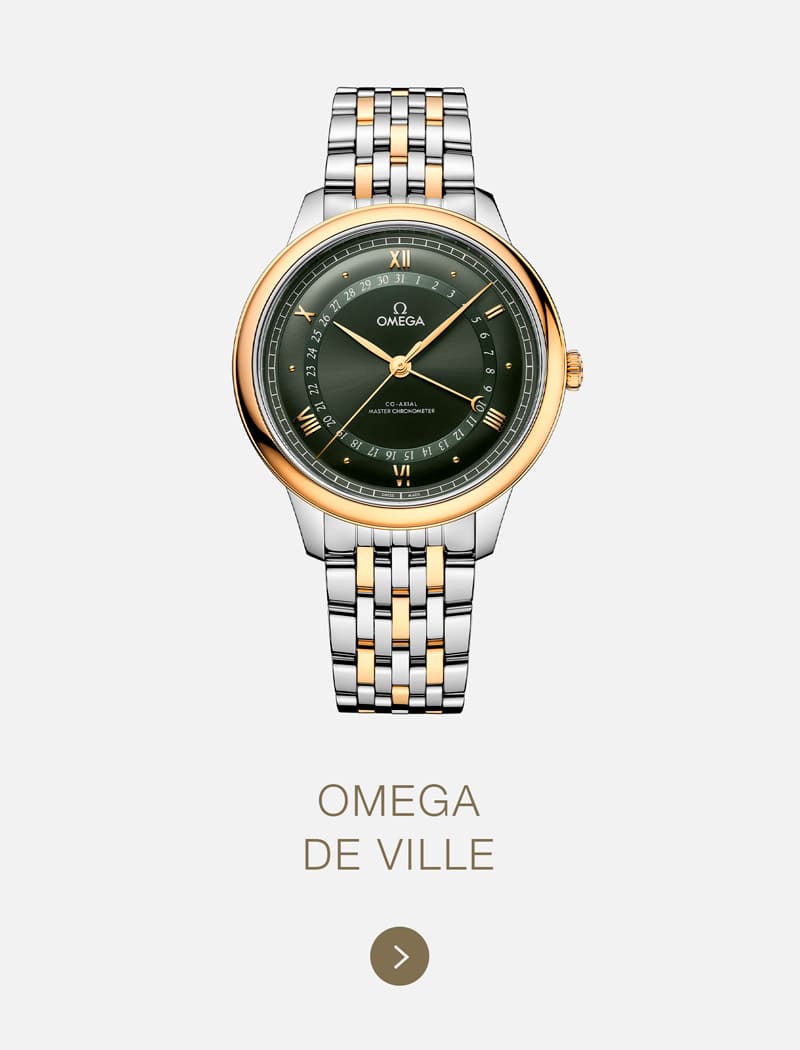 Eine zweifarbige Omega De Ville Uhr mit grünem Zifferblatt, goldenen römischen Ziffern und einem silbernen und goldenen Metallarmband wird auf einem schlichten hellen Hintergrund mit dem Schriftzug "OMEGA DE VILLE" darunter angezeigt. Perfekt für Omega-Liebhaber.