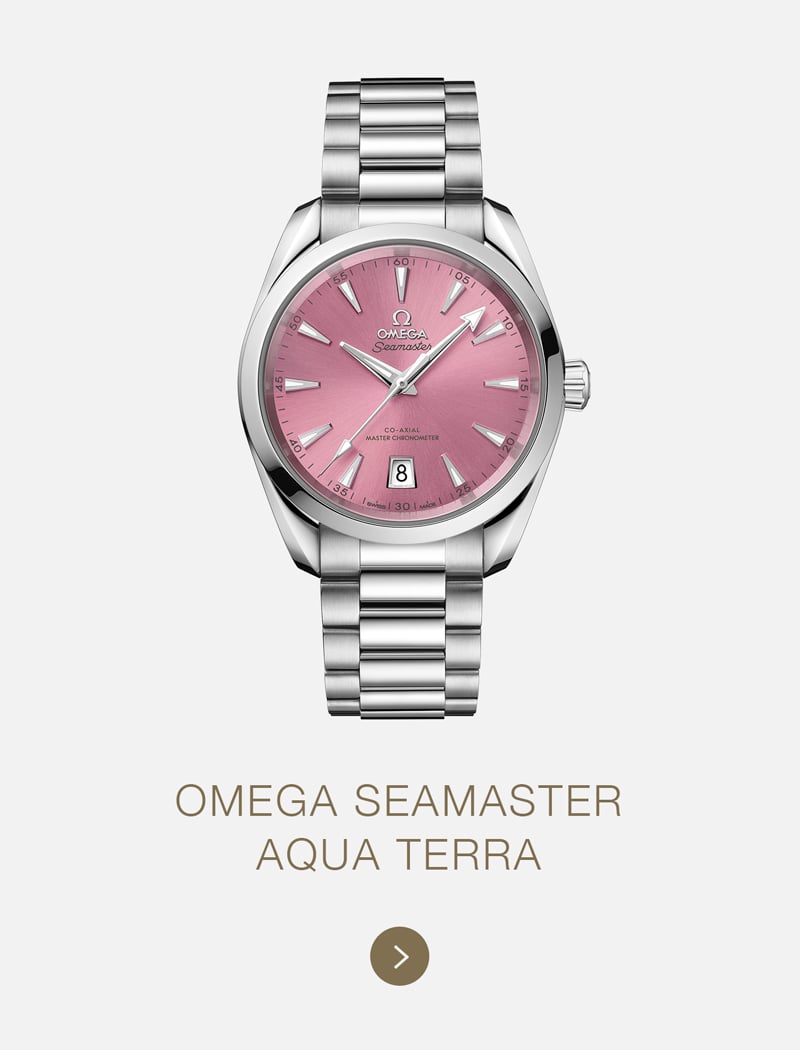 Eine silberne Omega Seamaster Aqua Terra Uhr mit Metallarmband und rosafarbenem Zifferblatt ist auf einem hellen Hintergrund abgebildet, darunter steht in goldenen Buchstaben der Name des Omega-Modells.