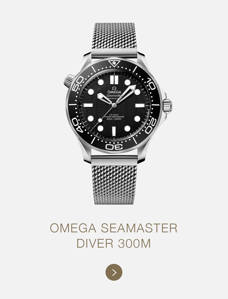 Eine silberne Omega Seamaster Diver 300M Uhr mit schwarzem Zifferblatt, weißen Markierungen und einem Mesh-Armband ist auf einem schlichten Hintergrund zentriert. Darunter steht die Aufschrift "OMEGA SEAMASTER DIVER 300M" mit einem runden Pfeilknopf darunter. Omega Eleganz.