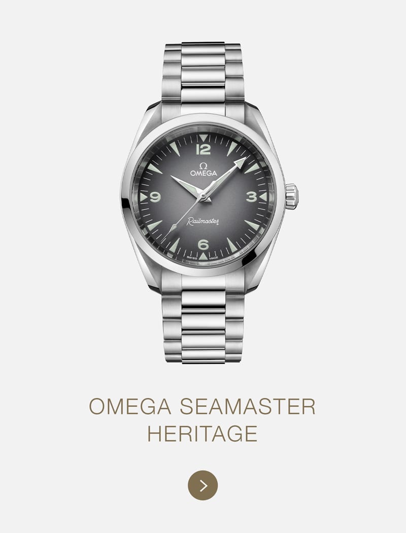 Eine Omega Seamaster Heritage Uhr aus Edelstahl mit schwarzem Zifferblatt mit Farbverlauf, silbernen Zeigern und Stundenmarkierungen wird auf einem passenden Metallarmband vor einem hellen Hintergrund angezeigt. Der ikonische Text "Omega Seamaster Heritage" erscheint unterhalb der Uhr.