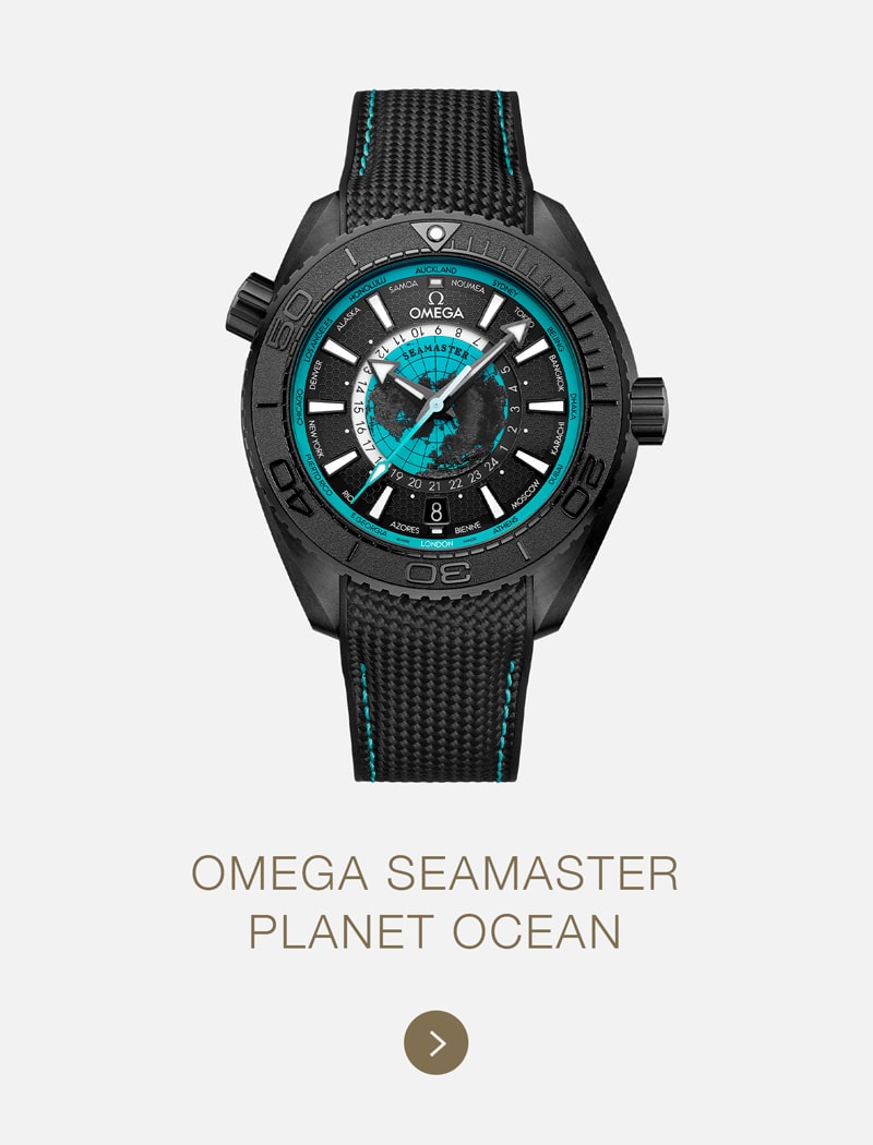 Eine schwarze Omega Seamaster Planet Ocean Uhr mit strukturiertem Armband und türkisfarbenen Akzenten, dargestellt auf einem hellen Hintergrund. Darunter erscheinen die Omega-Modellbezeichnung und ein kreisförmiger Pfeilknopf.