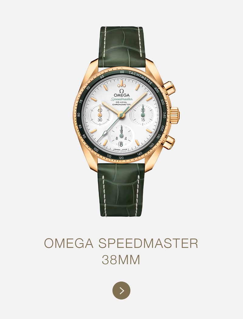 Die Omega Speedmaster 38mm Uhr mit grünem Lederarmband, goldenem Gehäuse und weißem Zifferblatt mit drei Unterzifferblättern wird auf einem schlichten Hintergrund präsentiert und hebt die ikonische Omega-Handwerkskunst mit dem Text "OMEGA SPEEDMASTER 38MM" darunter hervor.