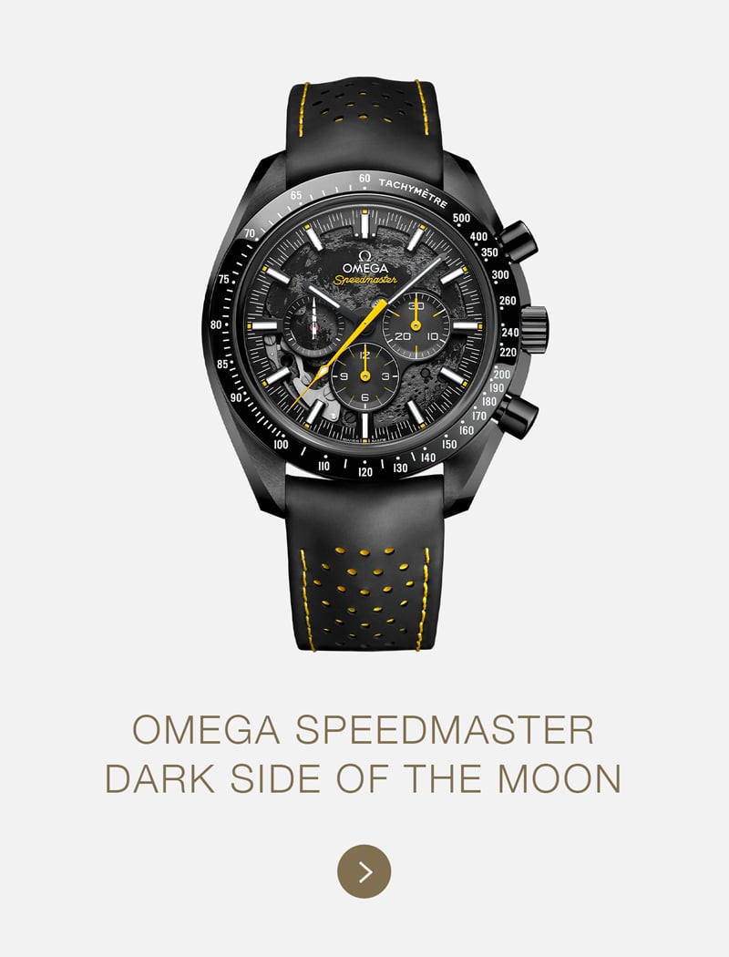 Eine schwarze Omega Speedmaster Dark Side of the Moon Uhr mit gelben Akzenten und einem schwarzen Armband ist auf einem hellgrauen Hintergrund dargestellt. Der Text darunter lautet "OMEGA SPEEDMASTER DARK SIDE OF THE MOON" im typischen Omega-Stil.