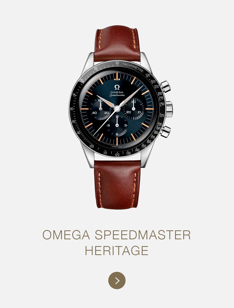 Eine klassische Omega Speedmaster Heritage mit braunem Lederarmband, schwarzem Zifferblatt und silbernem Gehäuse wird über dem Text "OMEGA SPEEDMASTER HERITAGE" auf hellem Hintergrund angezeigt, der die zeitlose Handwerkskunst von Omega unterstreicht.